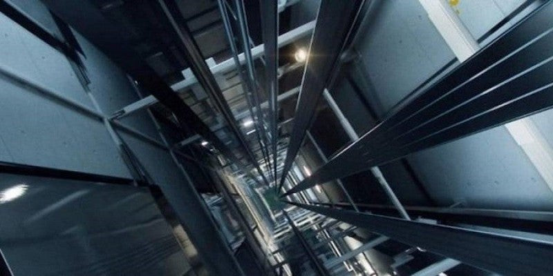 Δείτε τι πρέπει να κάνετε αν σπάσει το συρματόσχοινο του ασανσέρ (Βίντεο)